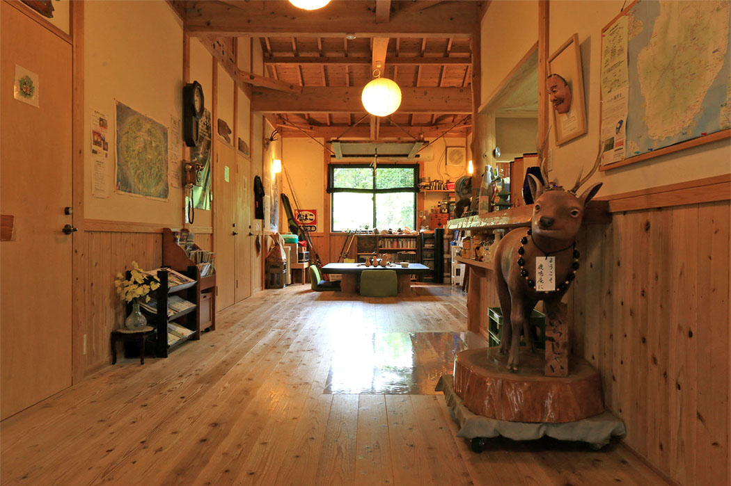 木の香り漂う館内