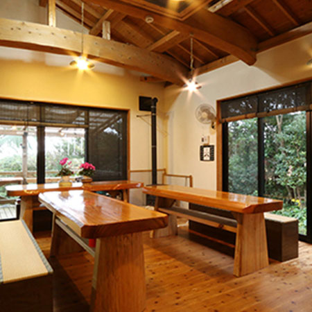 木の香り漂う館内